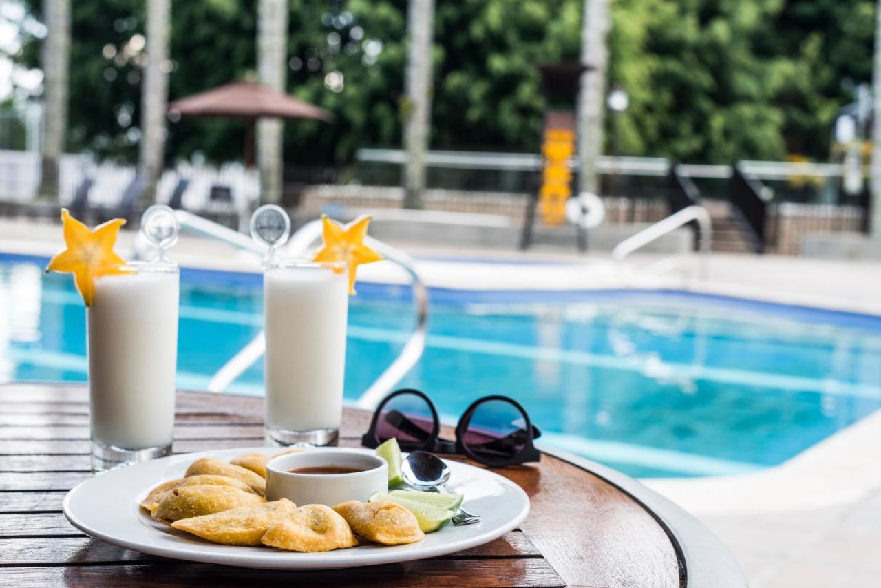Movich Hotel Las Lomas Rionegro Kültér fotó Poolside at the hotel