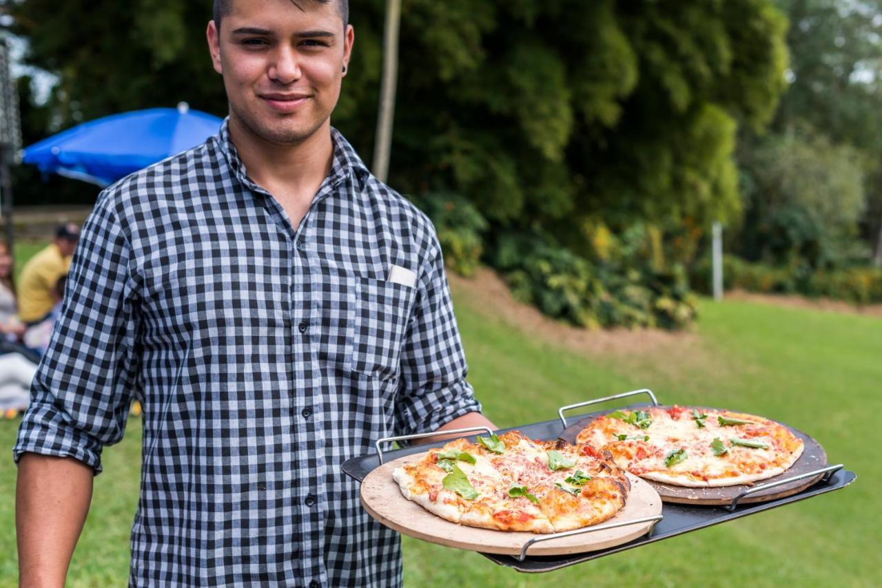 Movich Hotel Las Lomas Rionegro Kültér fotó A pizza prepared on a wood-fired oven